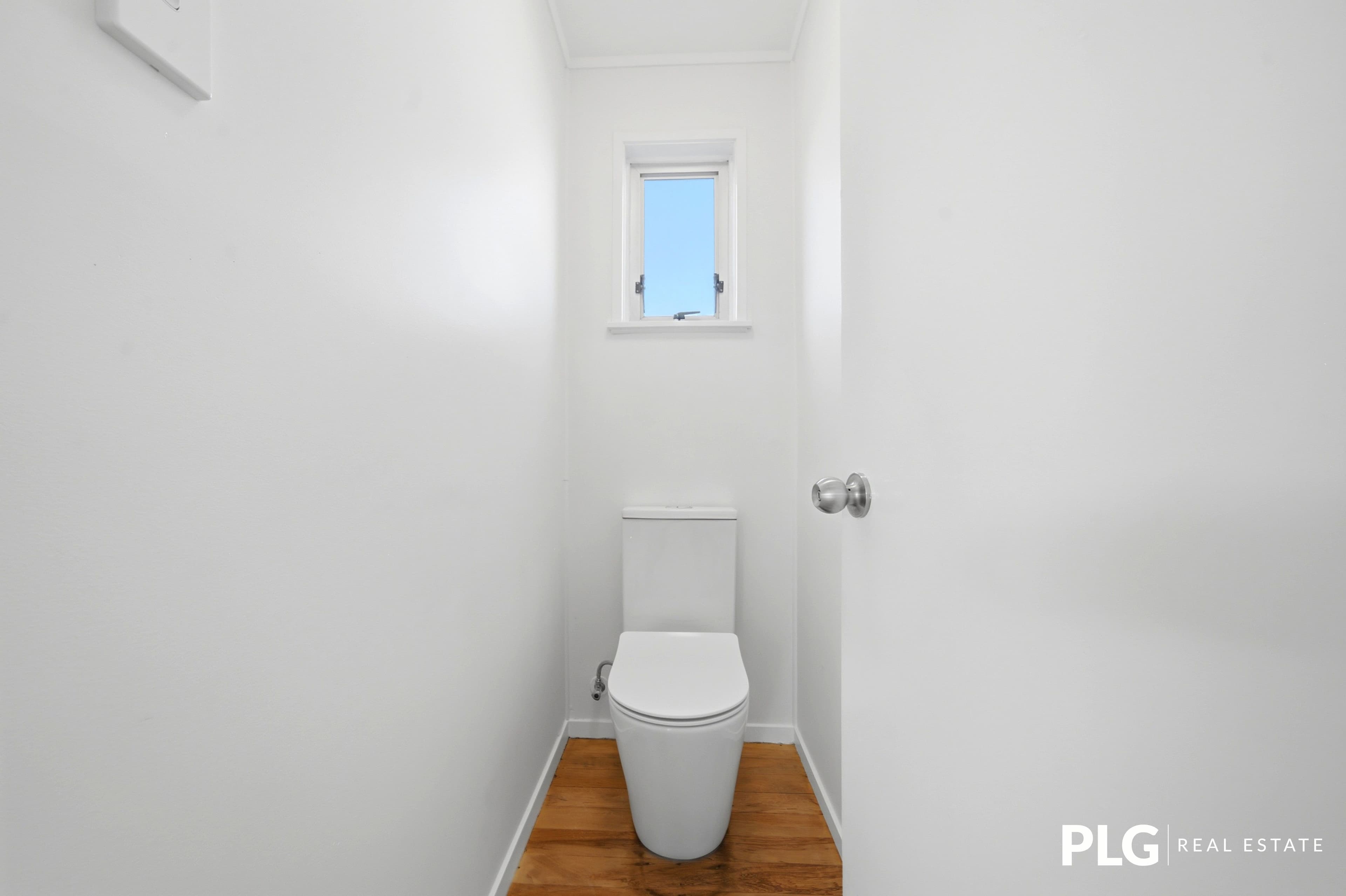 12 Farnborough Crescent: photo 5