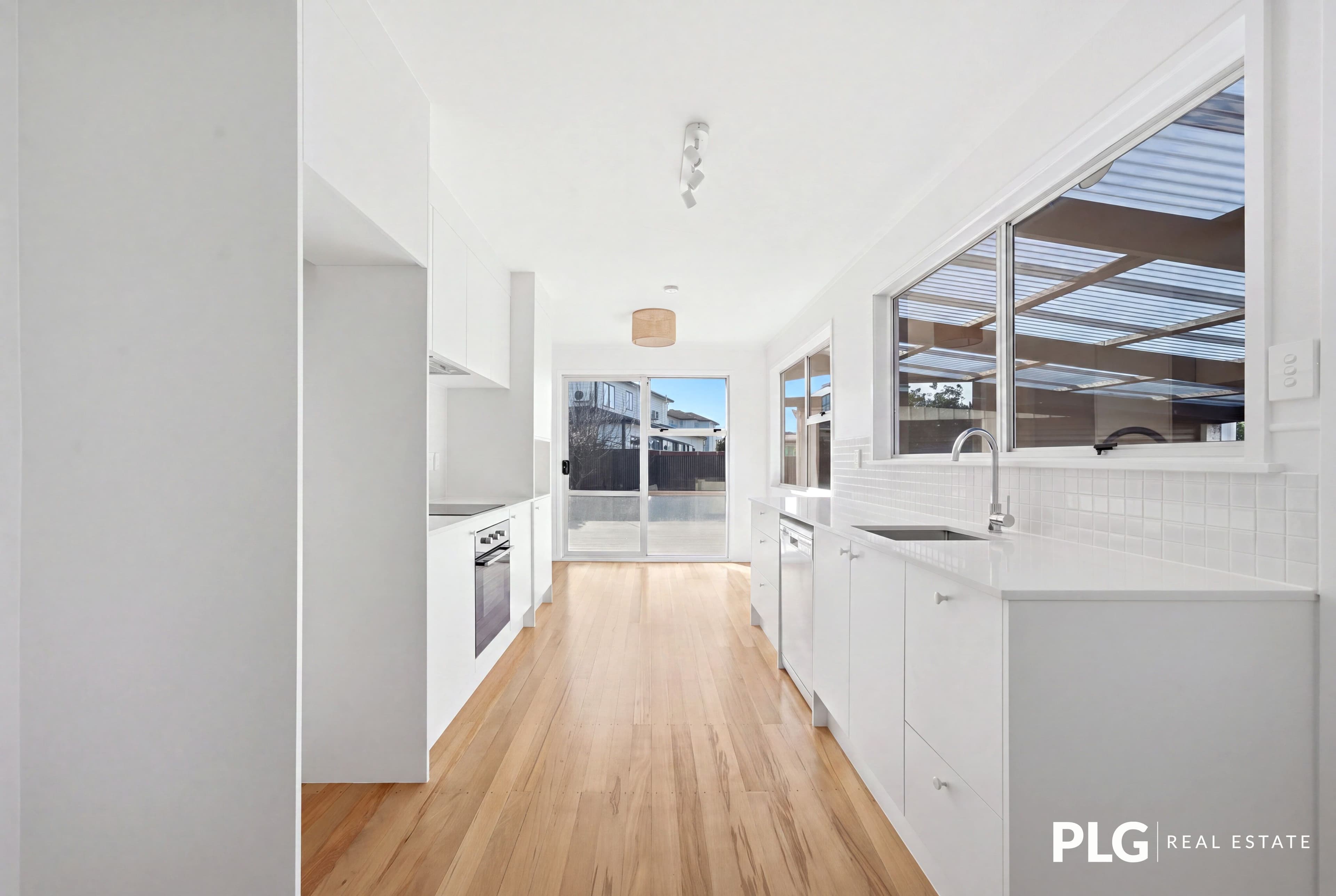 12 Farnborough Crescent: photo 3