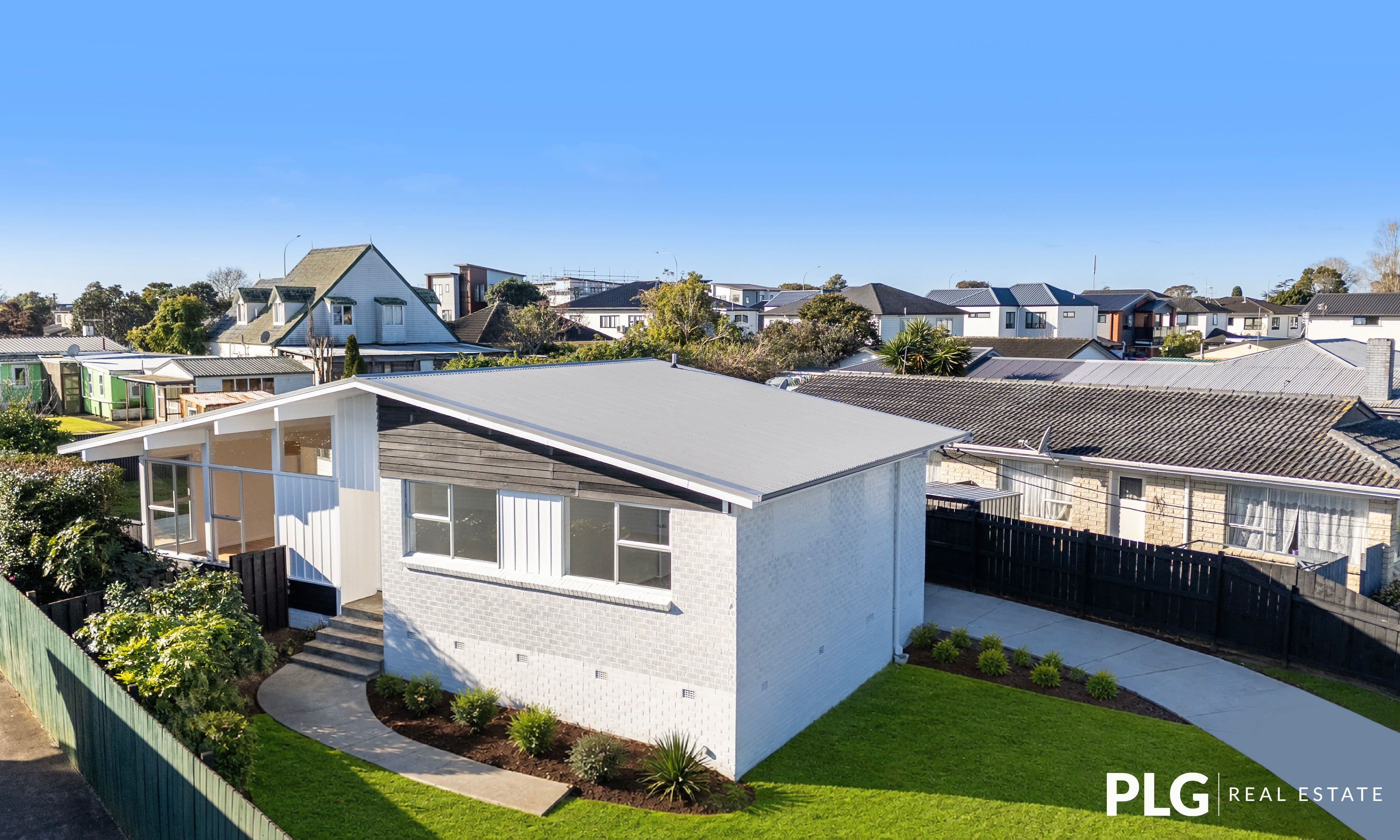 12 Farnborough Crescent: photo 2