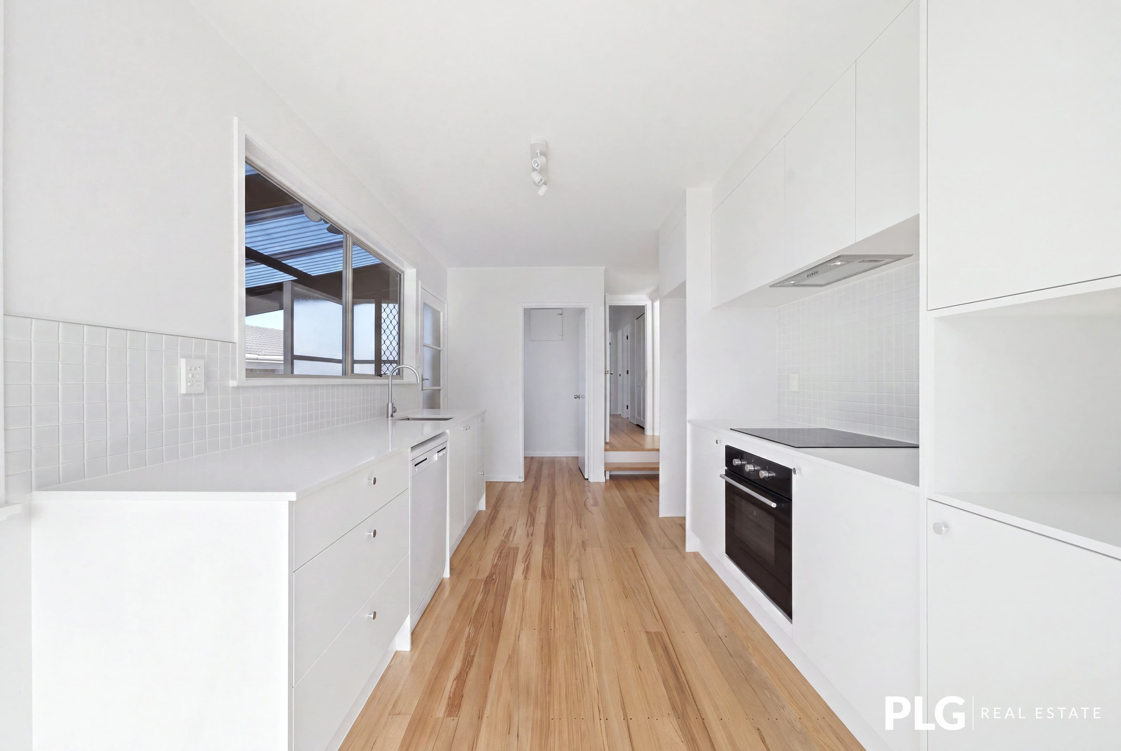 12 Farnborough Crescent: photo 4